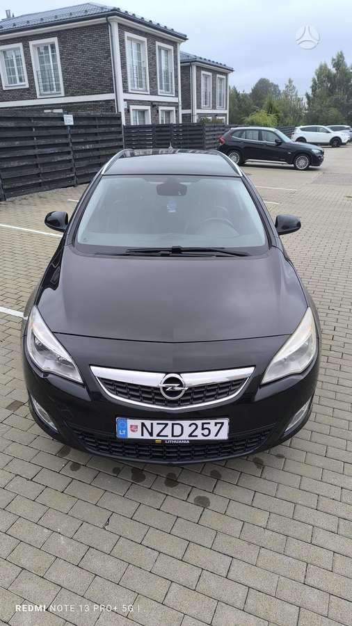 Opel Astra 2011 — interior