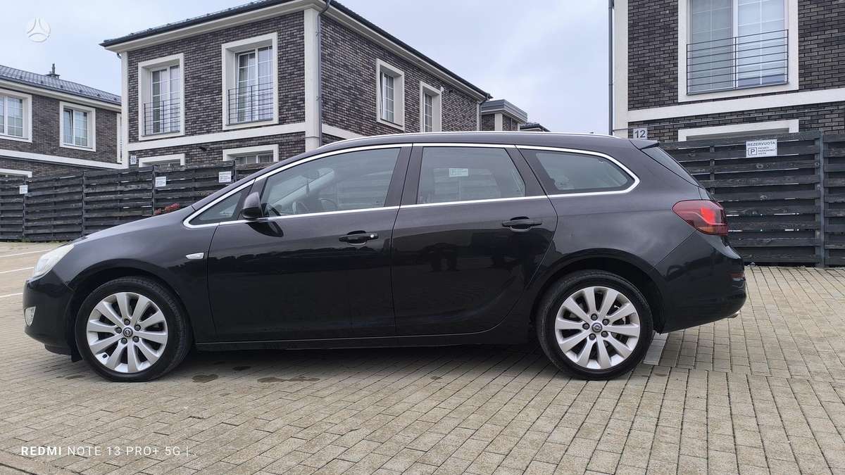 Opel Astra 2011 — photo 7