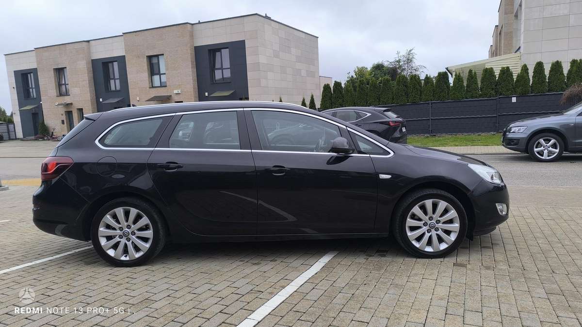 Opel Astra 2011 — photo 8