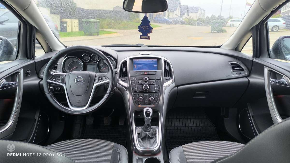 Opel Astra 2011 — photo 9