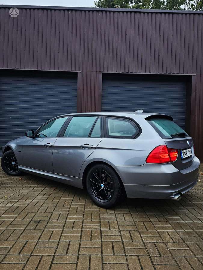 BMW 320 2011 — photo 16