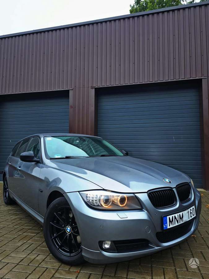 BMW 320 2011 — rear view