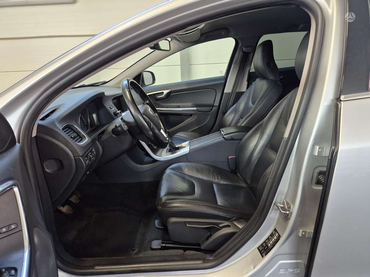 Volvo V60 2015 — photo 14