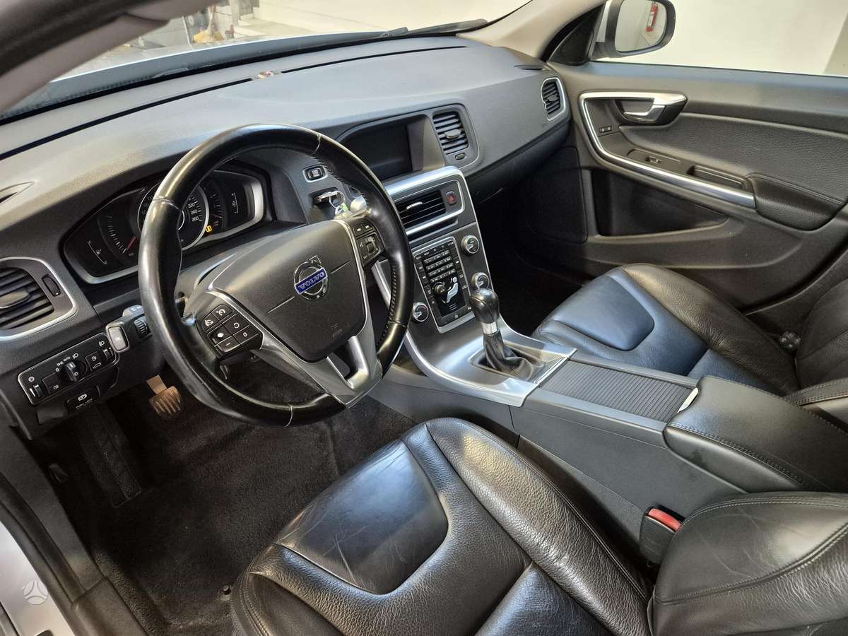 Volvo V60 2015 — photo 15