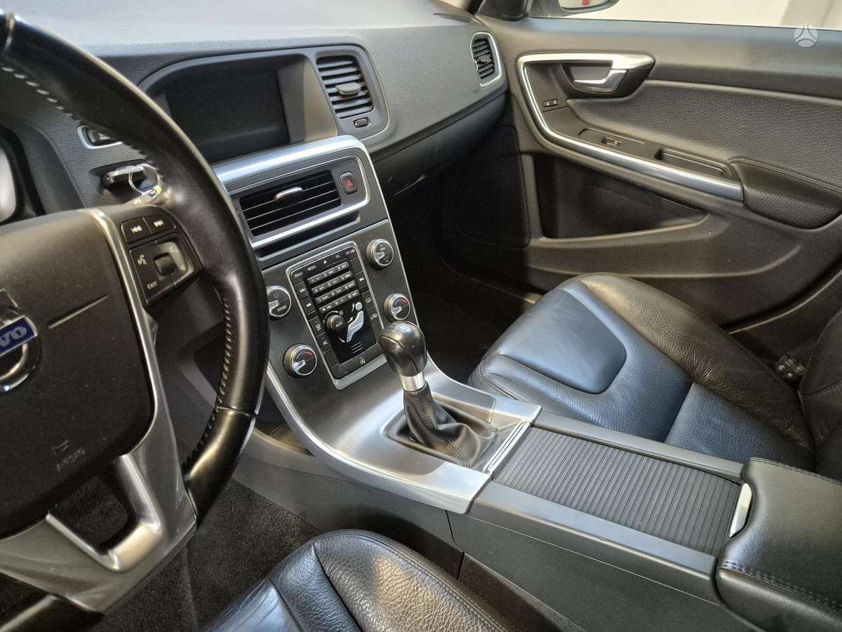 Volvo V60 2015 — photo 16