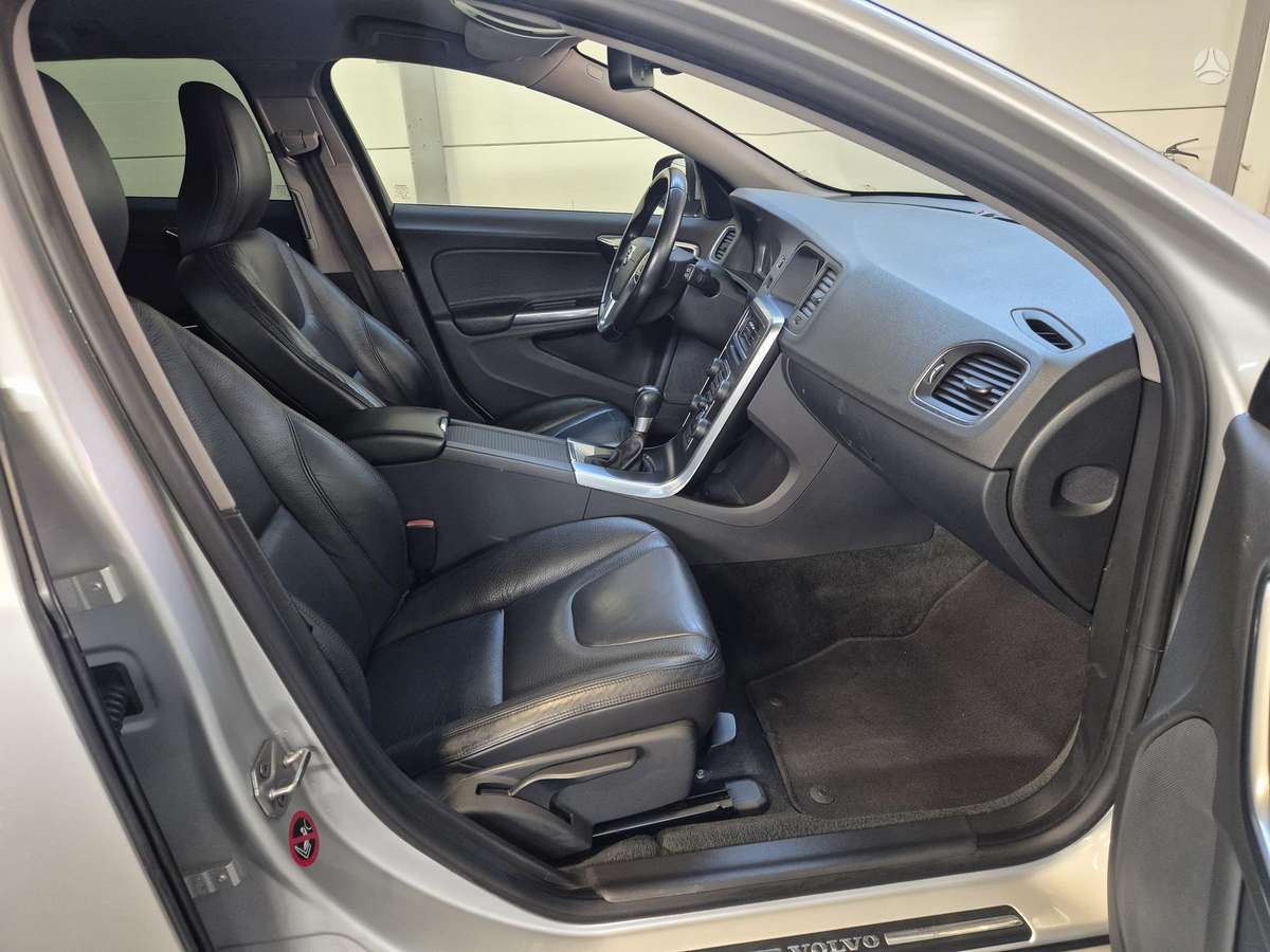 Volvo V60 2015 — photo 18