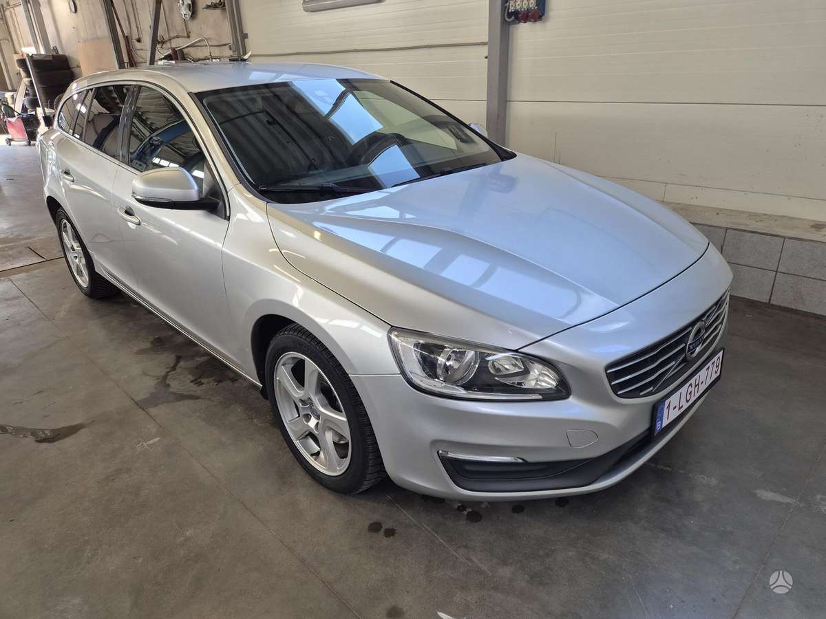 Volvo V60 2015 — rear view