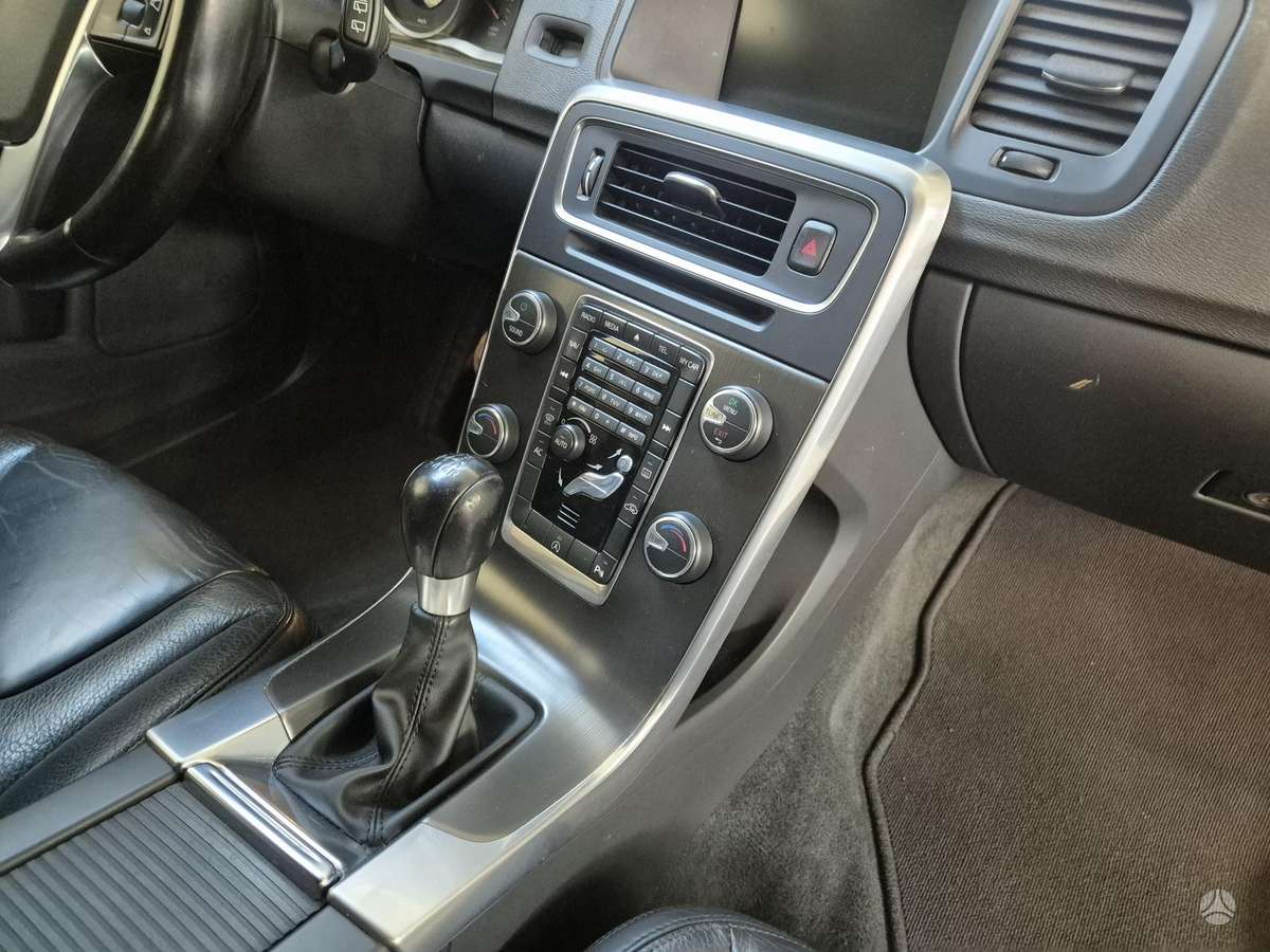 Volvo V60 2015 — photo 21