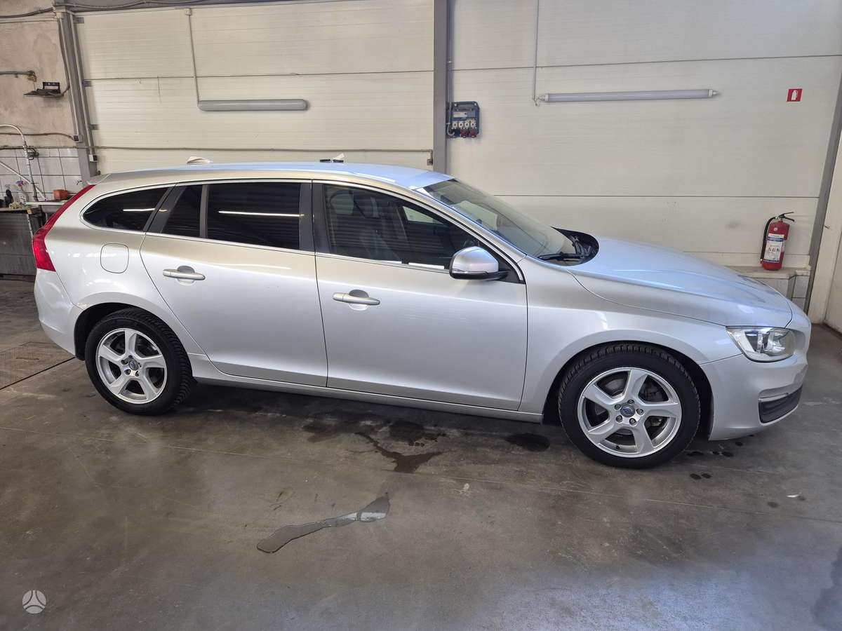 Volvo V60 2015 — photo 8