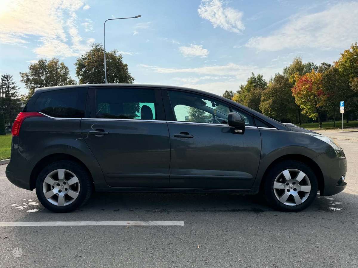 Peugeot 5008 2013 — engine 1600 cm³, 114 HP (84kW)