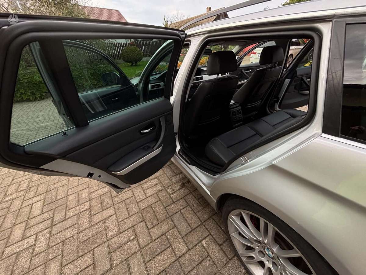 BMW 325 2008 — rear view