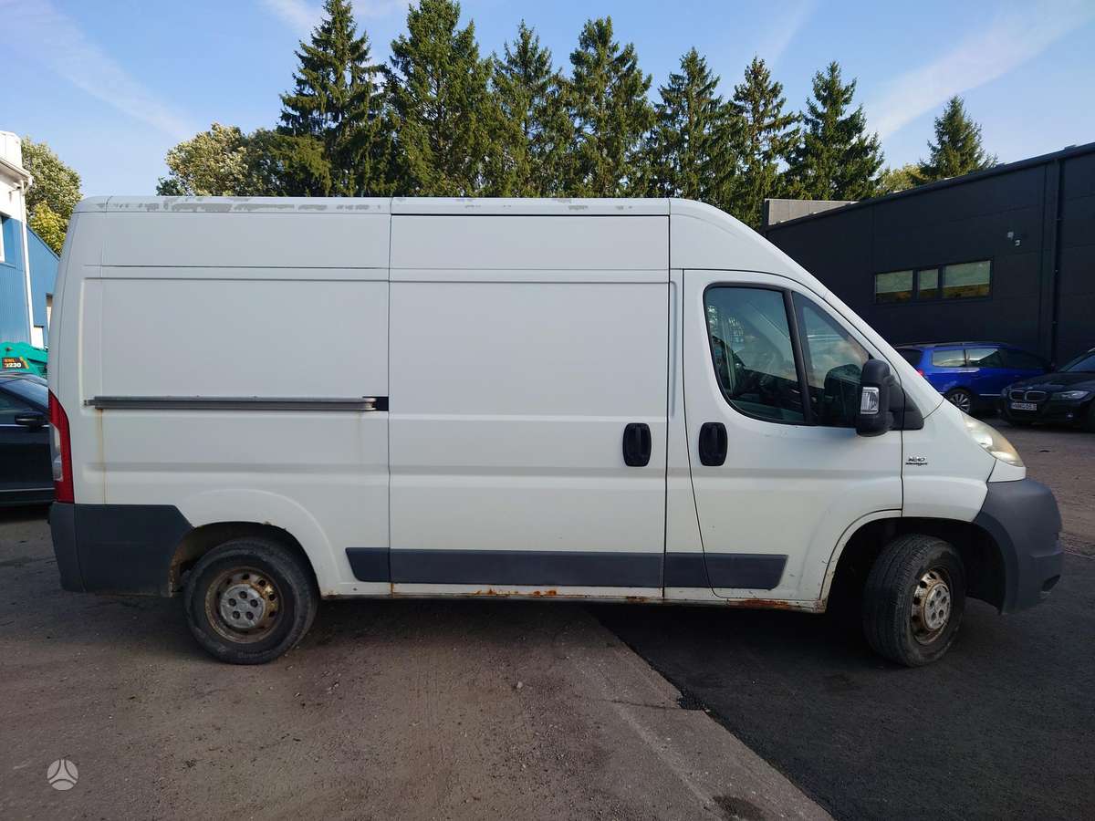 Fiat Ducato 2011 — rear view