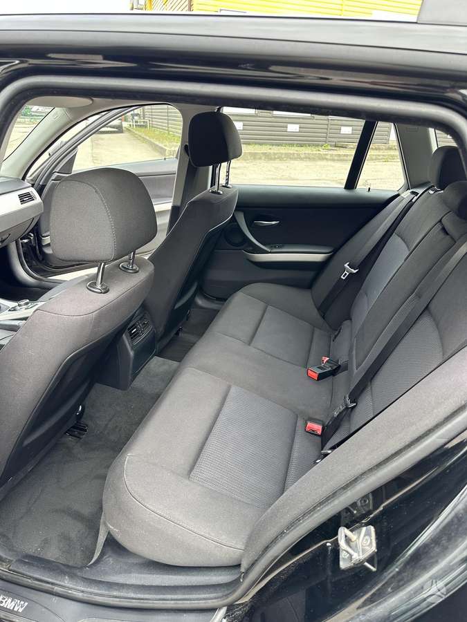 BMW 320 2009 — photo 13