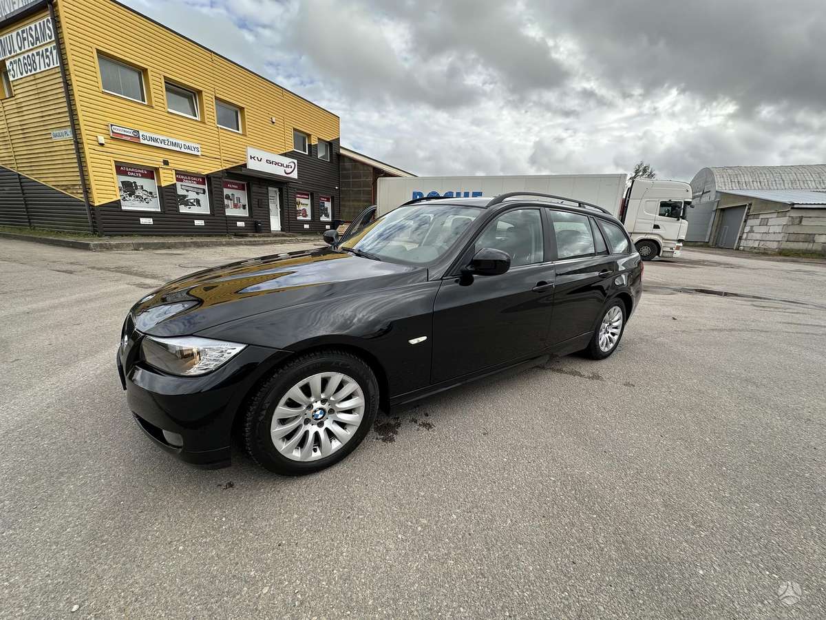 BMW 320 2009 — rear view
