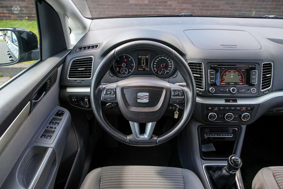 Seat Alhambra 2014 — photo 11