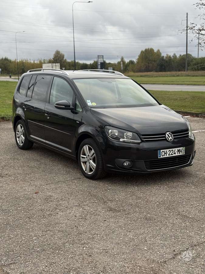 Volkswagen Touran 2012 — interior
