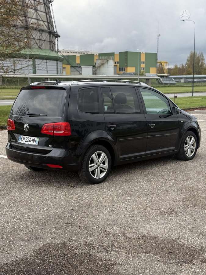 Volkswagen Touran 2012 — engine 1598 cm³, 105 HP (77kW)