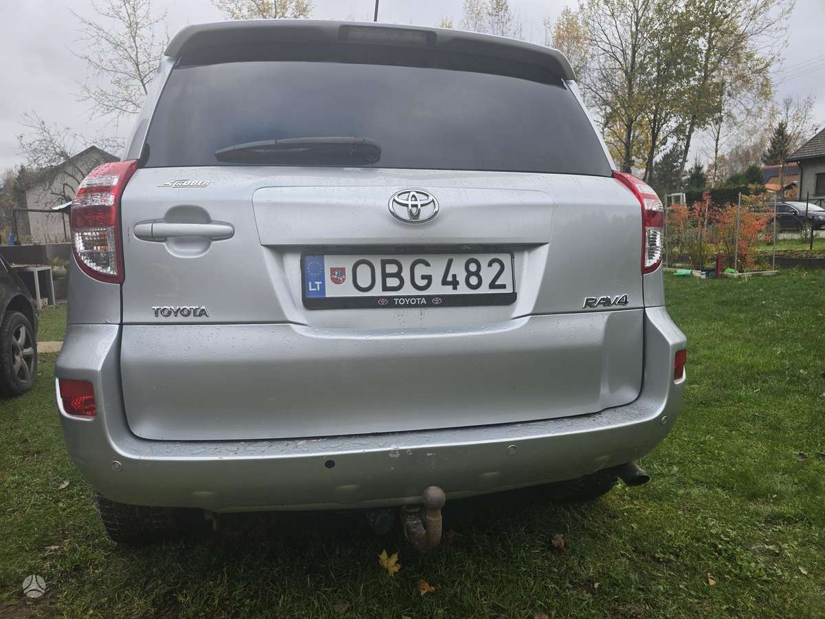 Toyota RAV4 2010 — салон