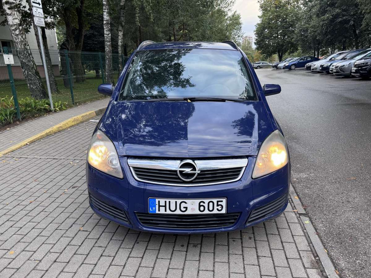 Opel Zafira 2006 — rear view