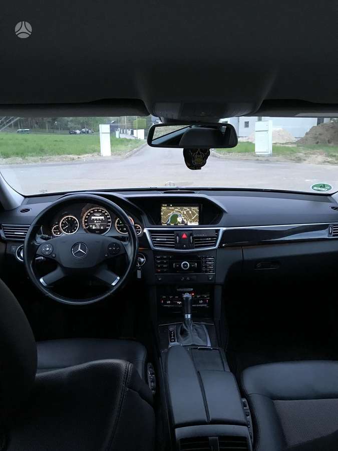 Mercedes-Benz E220 2011 — photo 17