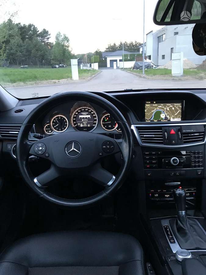 Mercedes-Benz E220 2011 — photo 18