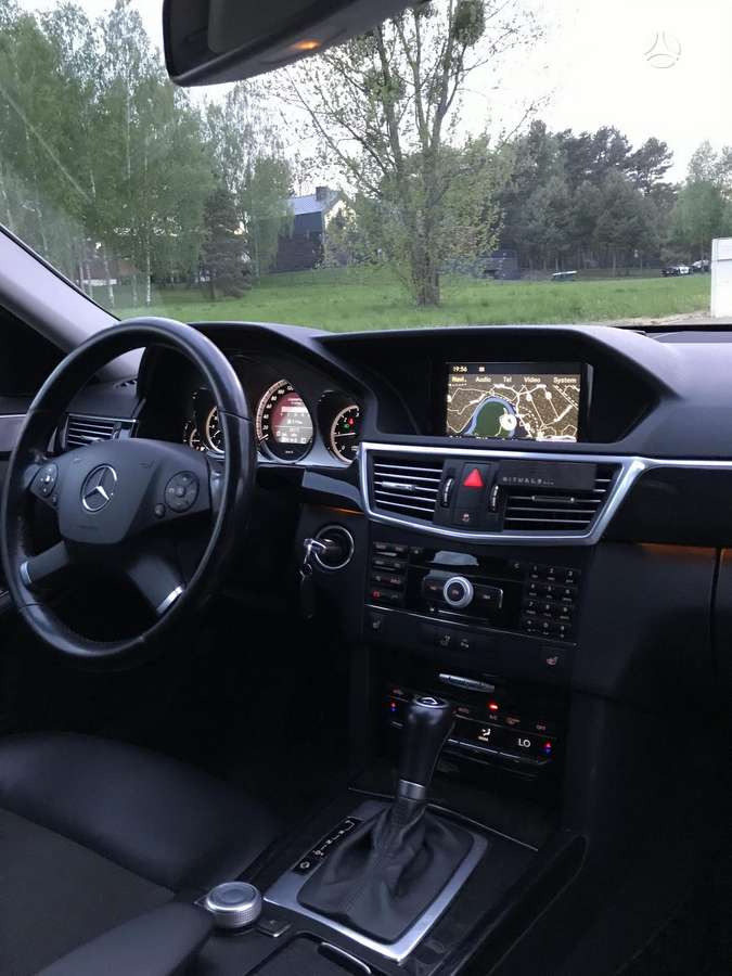 Mercedes-Benz E220 2011 — photo 19
