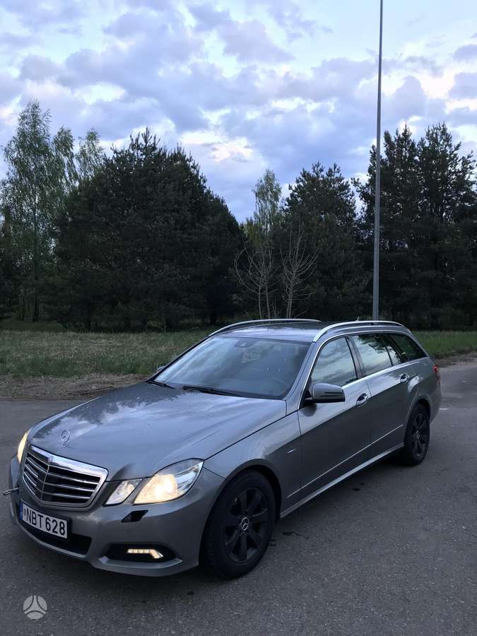 Mercedes-Benz E220 2011 — rear view