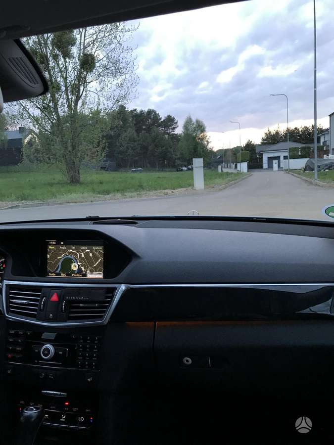 Mercedes-Benz E220 2011 — photo 20