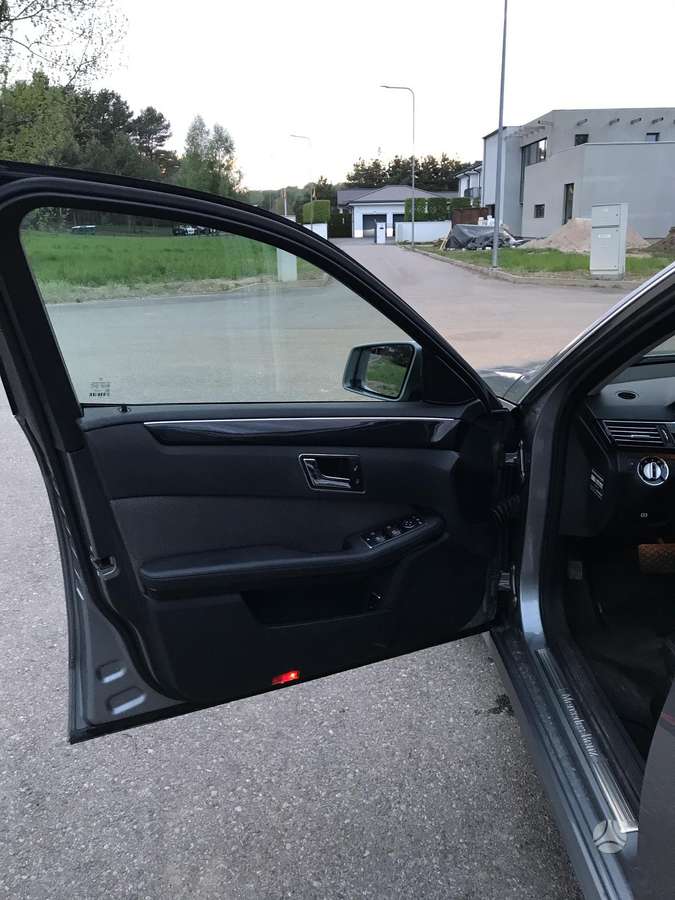 Mercedes-Benz E220 2011 — photo 25