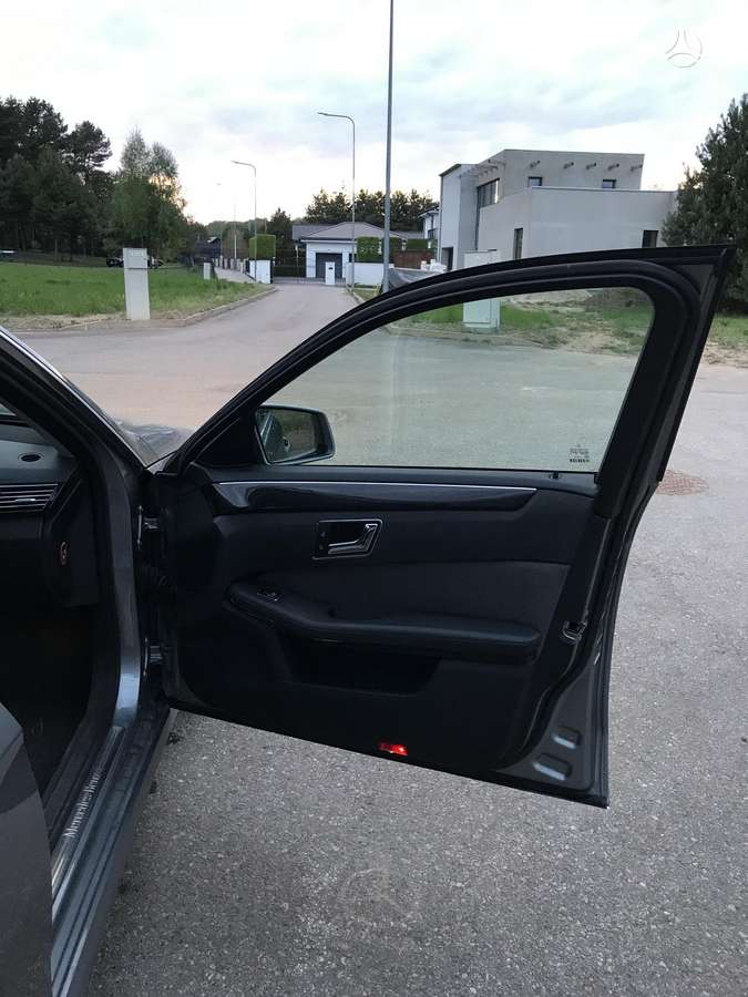 Mercedes-Benz E220 2011 — photo 26