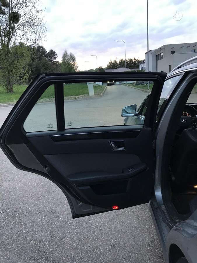 Mercedes-Benz E220 2011 — photo 27