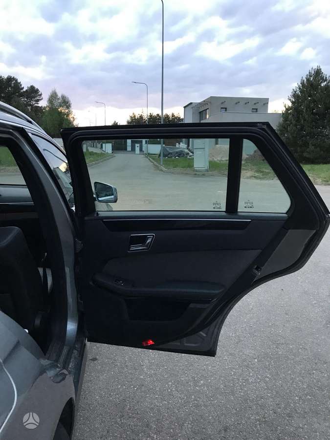 Mercedes-Benz E220 2011 — photo 28