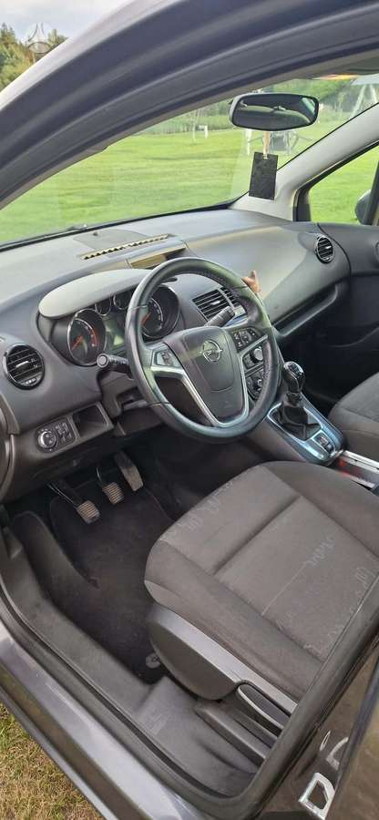 Opel Meriva 2011 — rear view