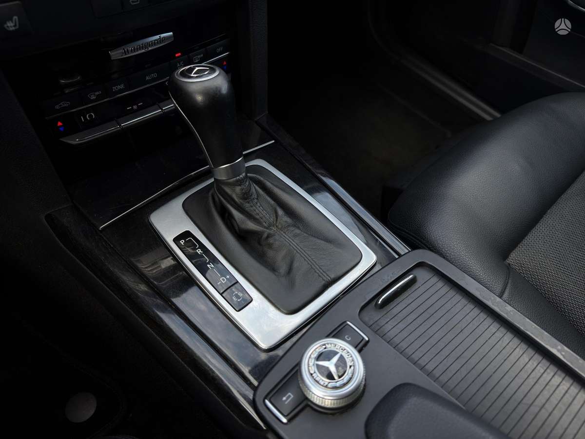 Mercedes-Benz E200 2011 — photo 15