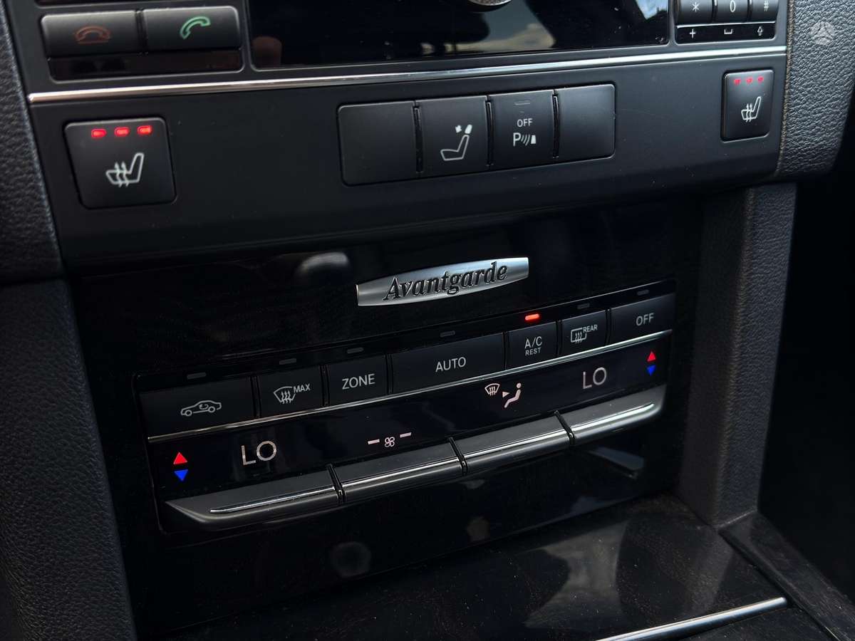 Mercedes-Benz E200 2011 — photo 16