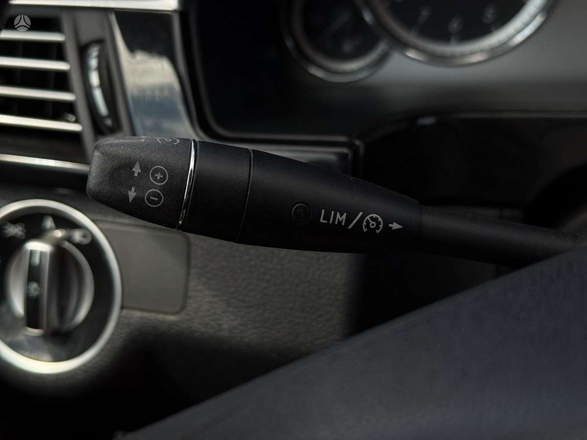 Mercedes-Benz E200 2011 — photo 18