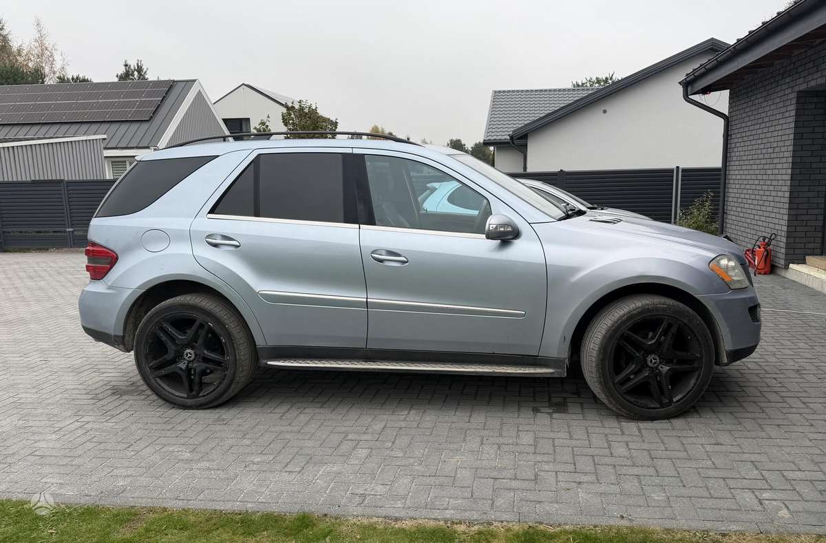 Mercedes-Benz ML350 2008 — rear view