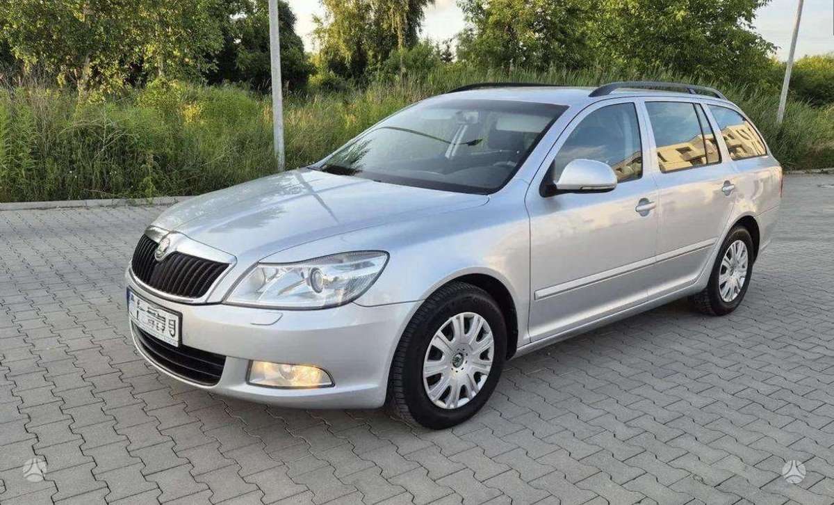 Skoda Octavia 2011 — rear view
