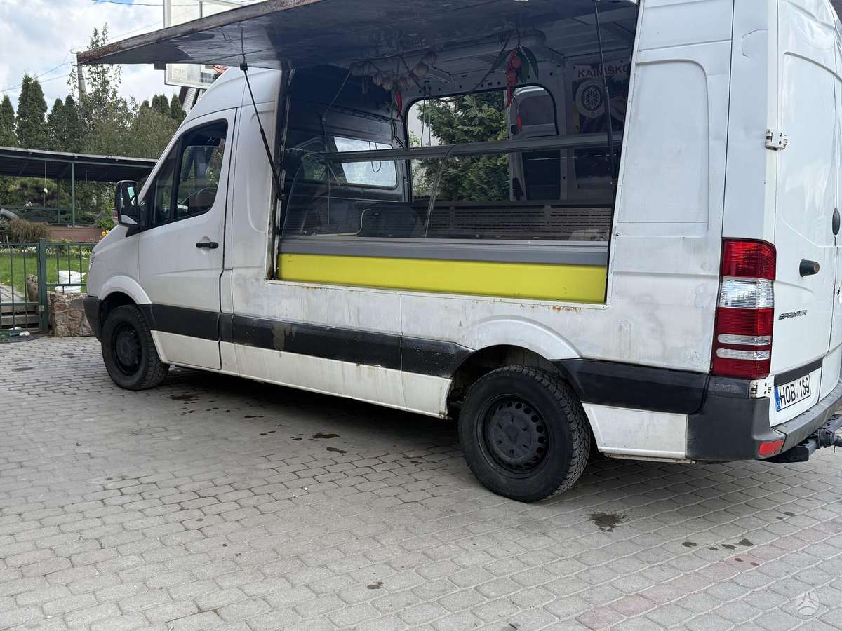 Mercedes-Benz Sprinter 2011 — rear view