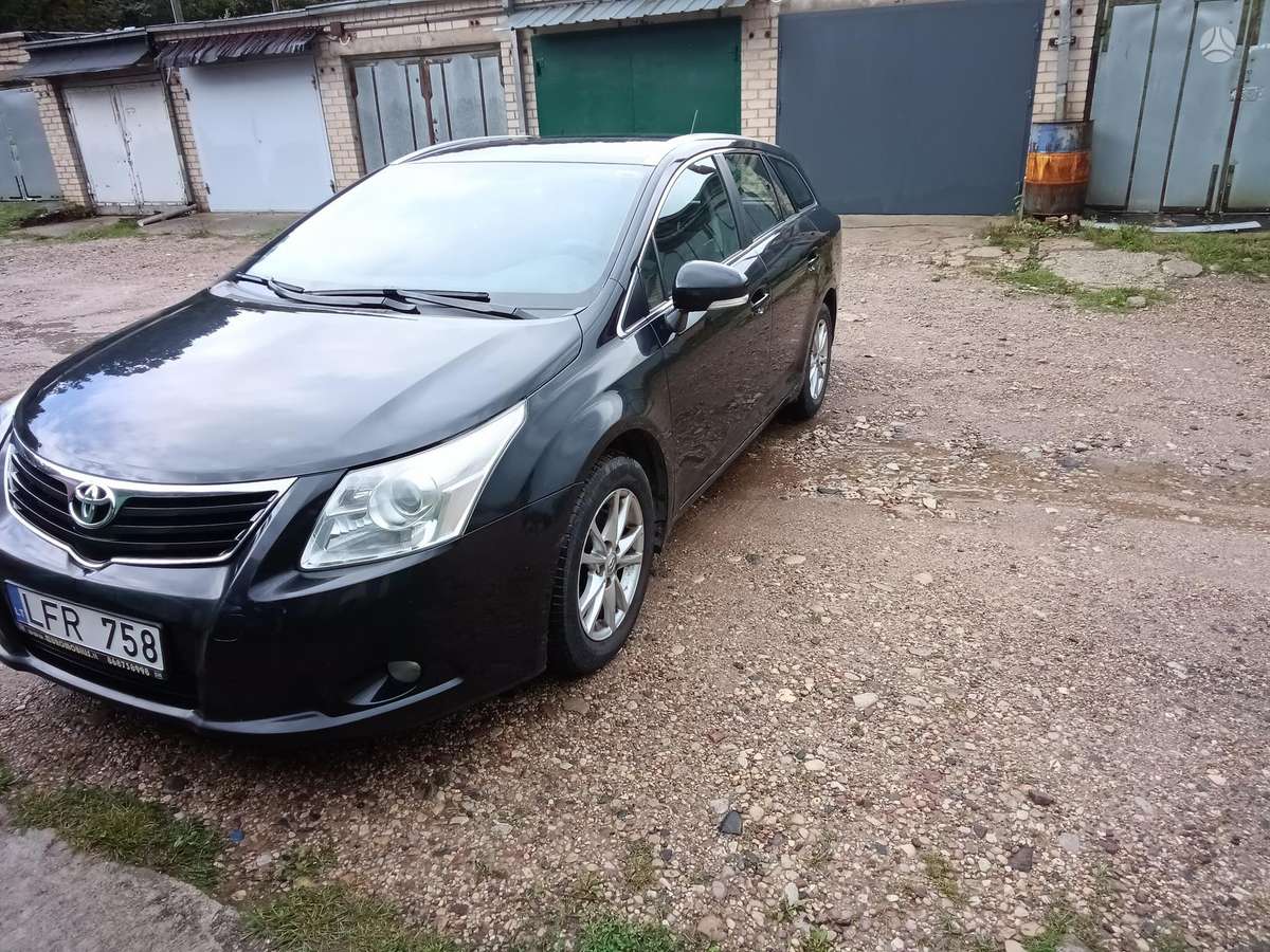 Toyota Avensis 2011 — rear view