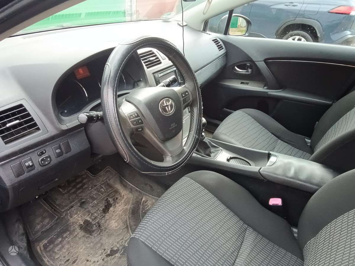 Toyota Avensis 2011 — interior