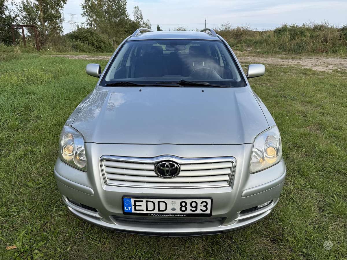 Toyota Avensis 2005 — rear view