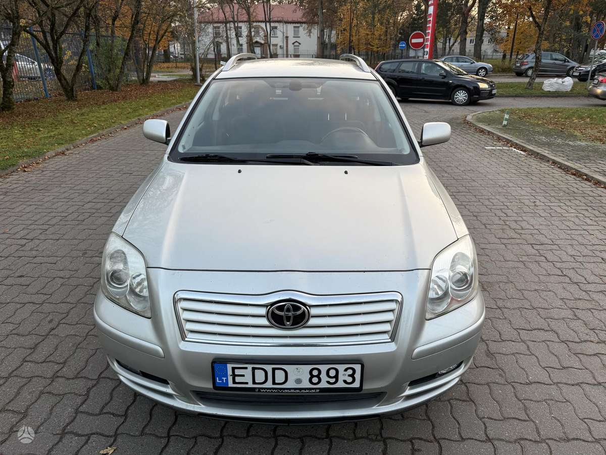 Toyota Avensis 2005 — rear view