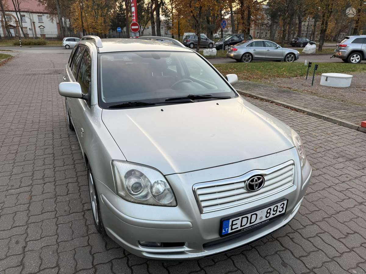 Toyota Avensis 2005 — interior