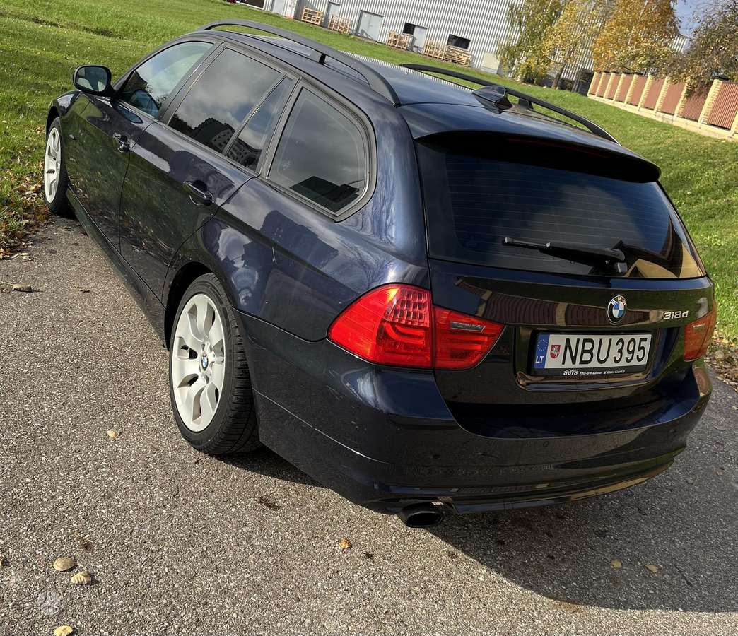 BMW 318 2008 — rear view