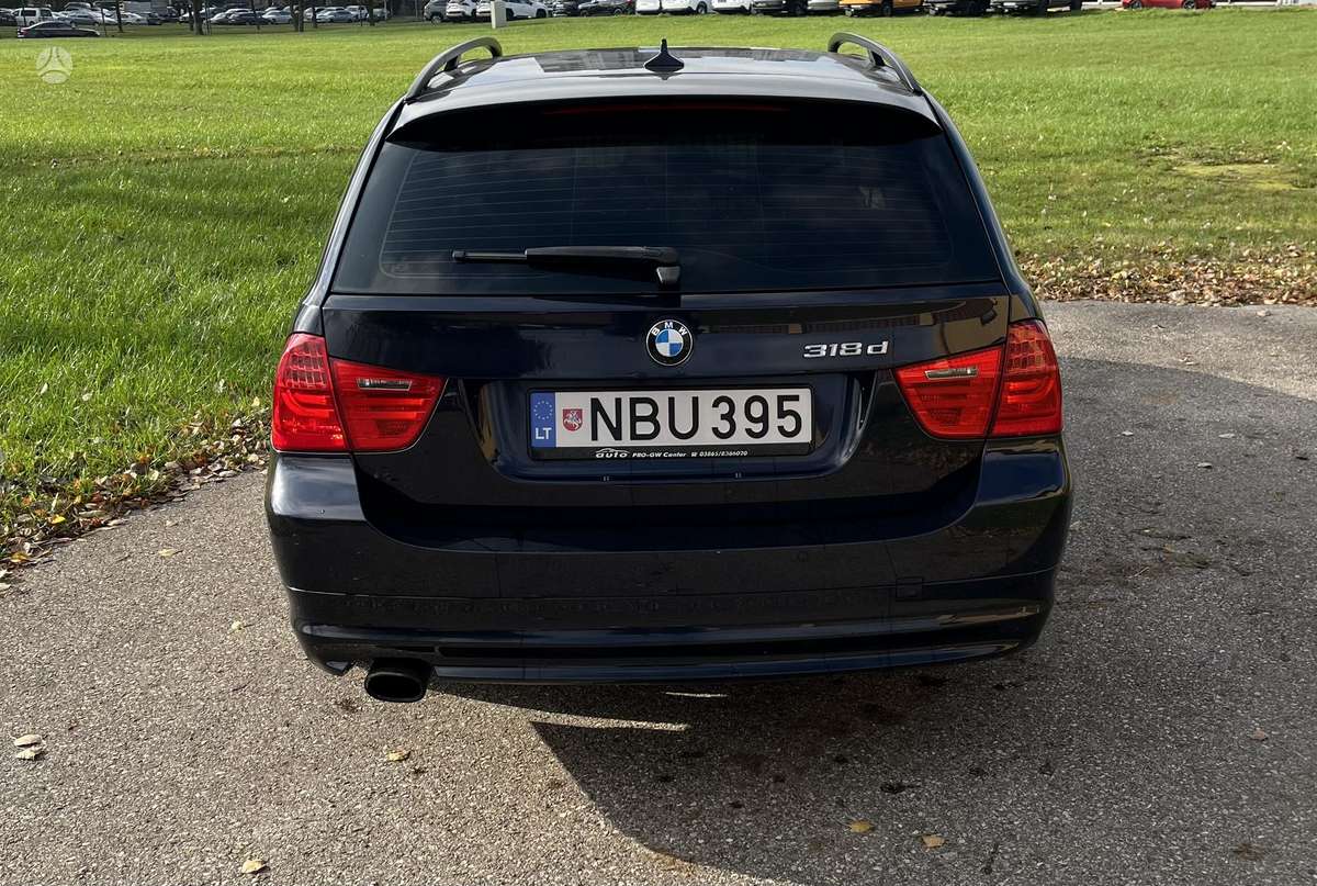 BMW 318 2008 — interior