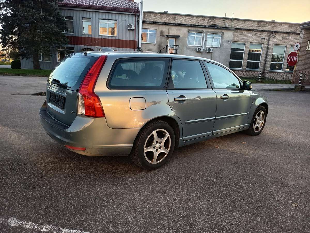 Volvo V50 2010 — салон