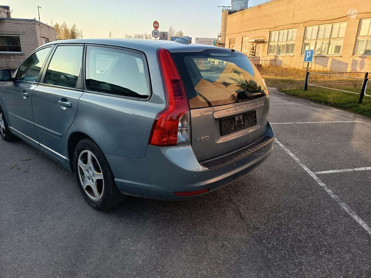 Volvo V50 2010 — двигун 1999 cm³, 145 HP (107kW)
