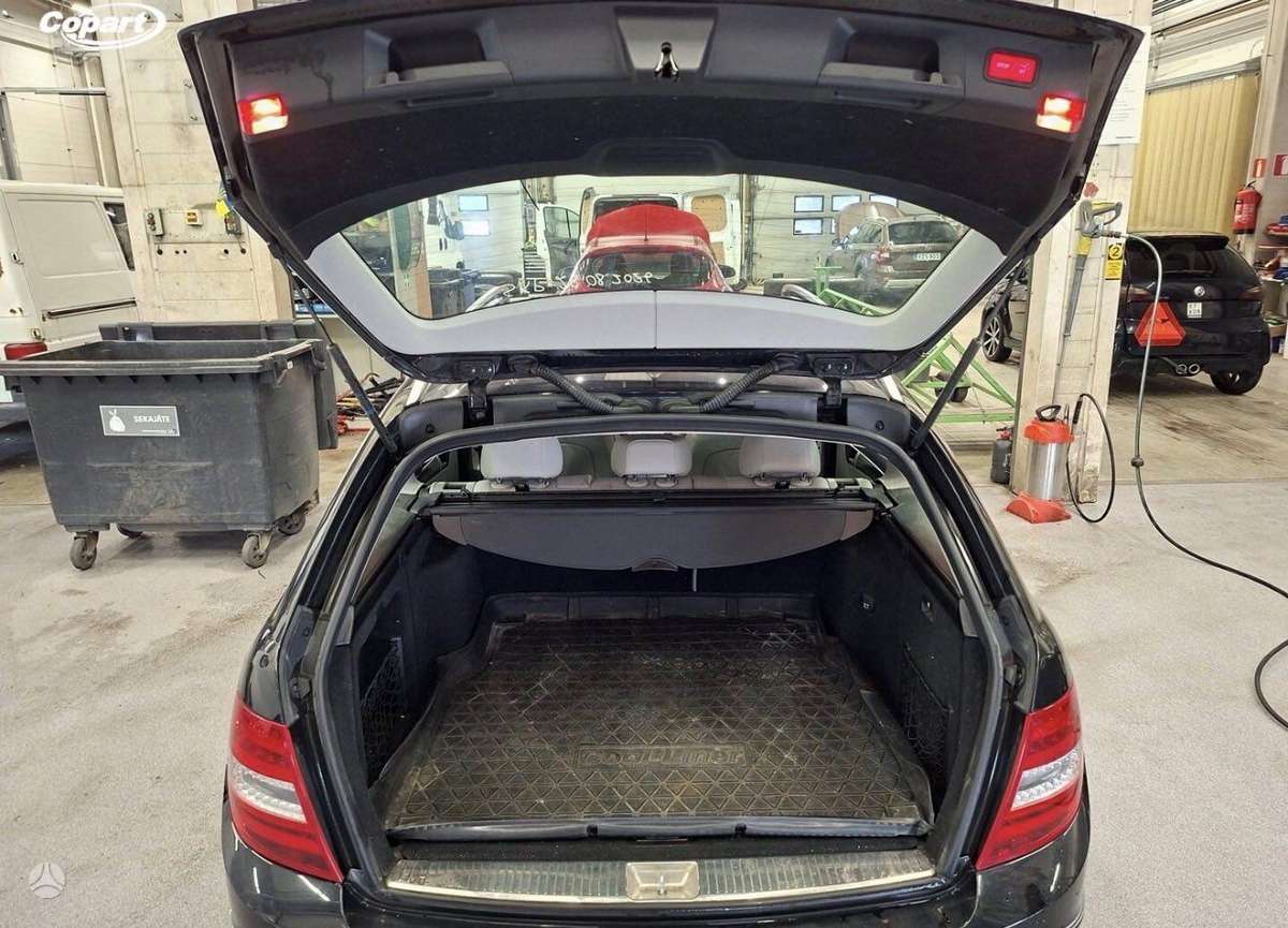Mercedes-Benz C220 2011 — photo 10