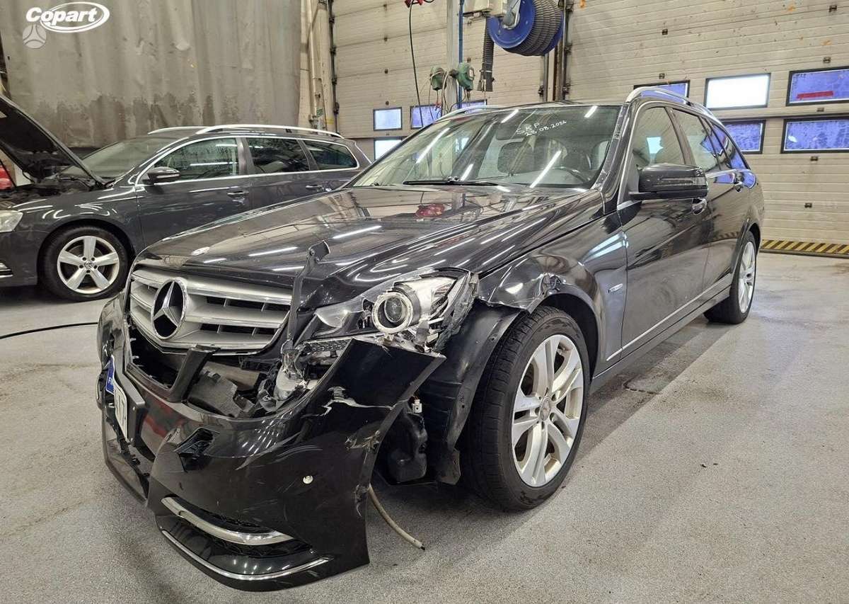 Mercedes-Benz C220 2011 — rear view